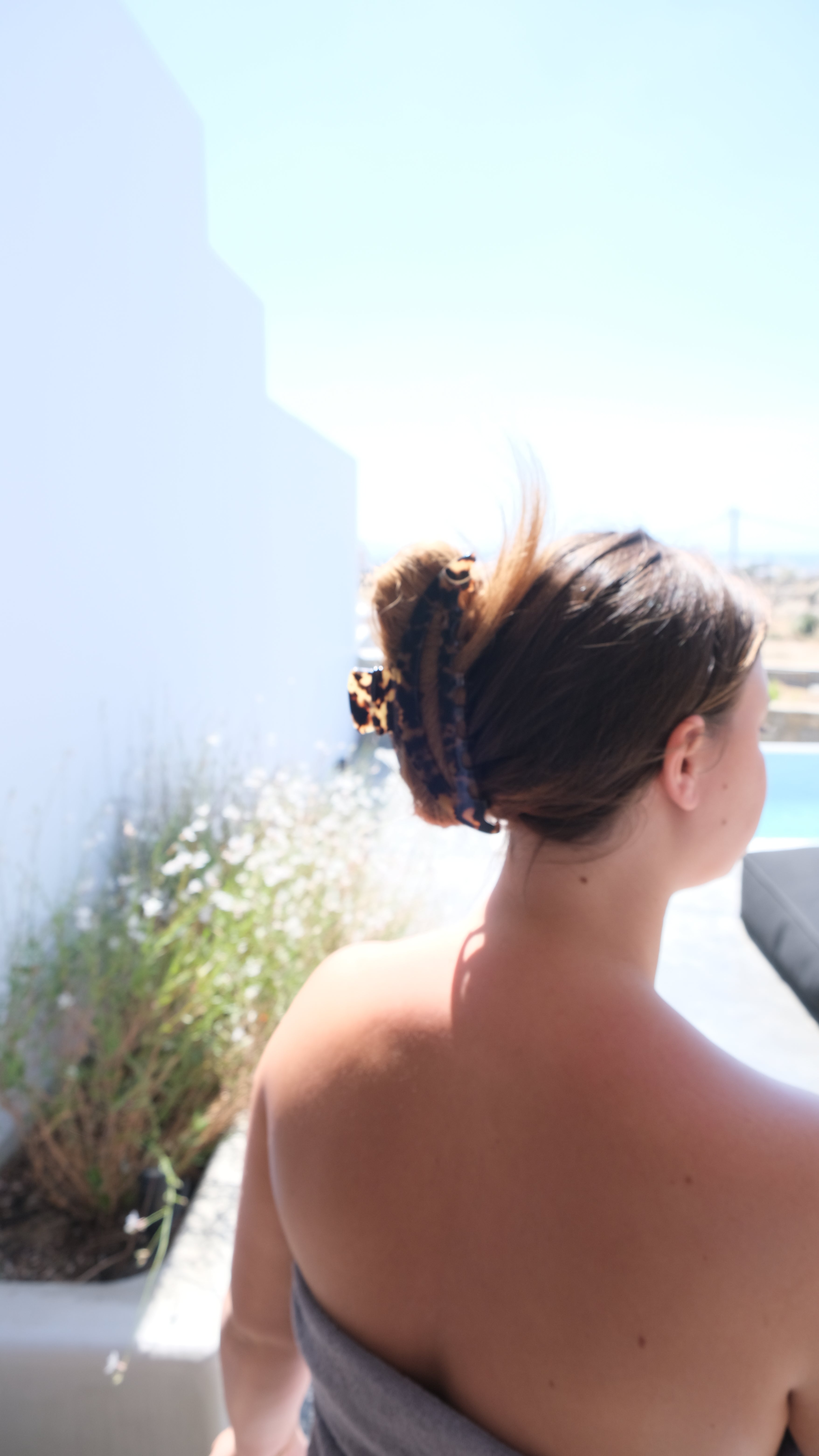Avela XL claw clip gedragen in lang haar